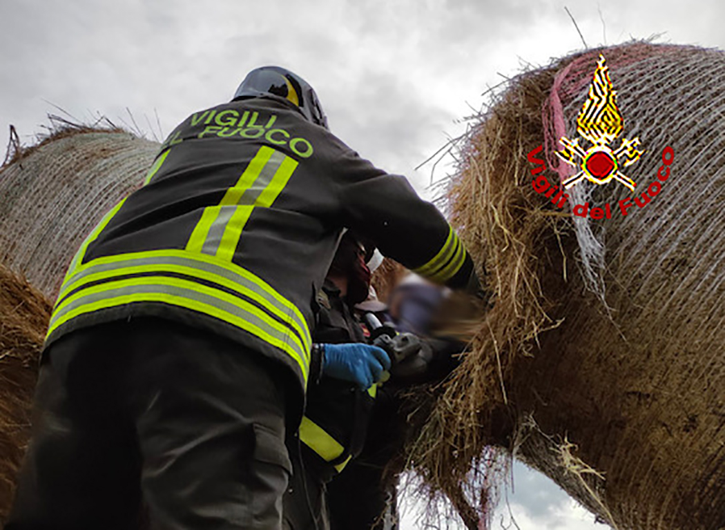 Si infilza la mano con le forca del trattore, soccorso dai vigili del fuoco