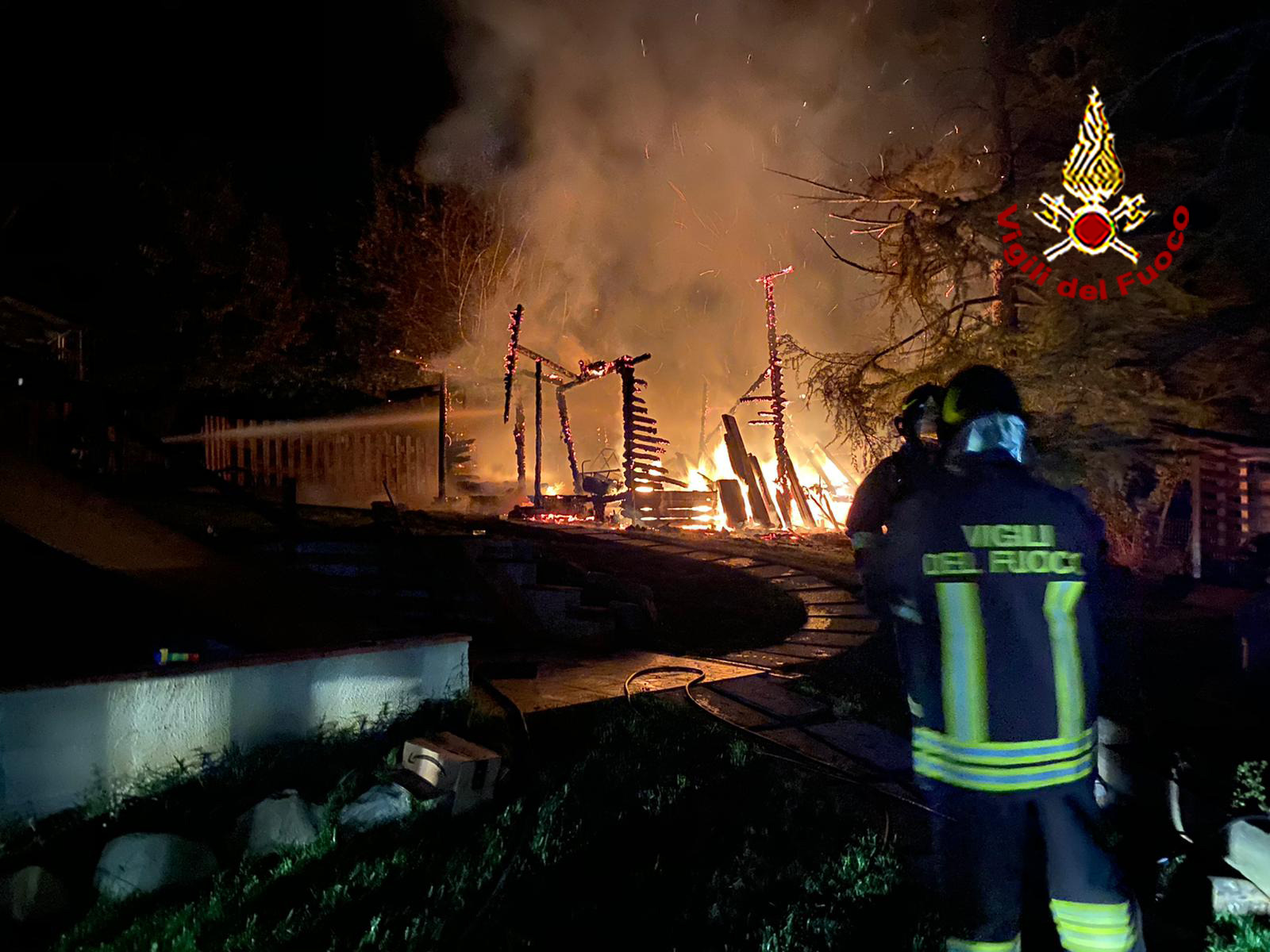 Prende fuoco un annesso agricolo a Foiano, nessun ferito