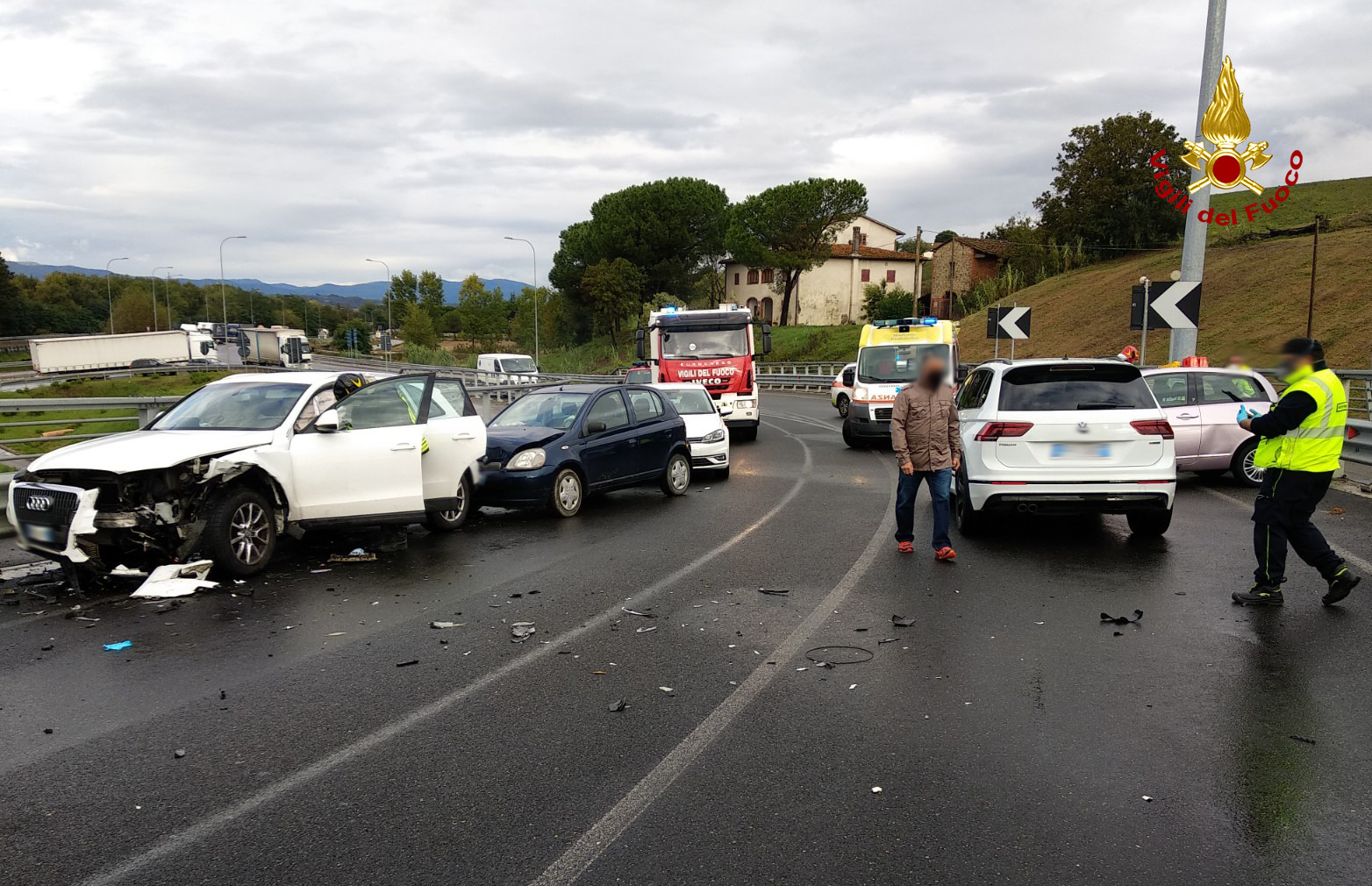 Terranuova Bracciolini: scontro fra cinque auto, tre le persone ferite