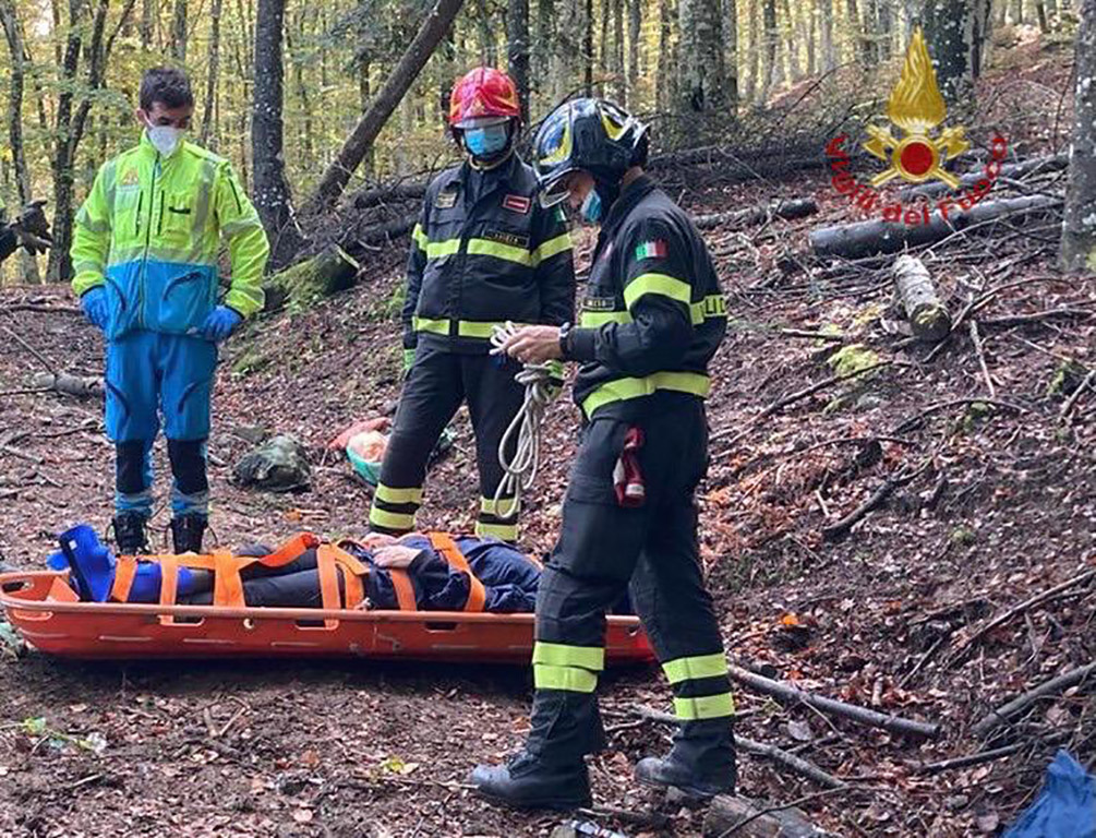 60enne si infortuna alla caviglia mentre cerca i funghi, soccorsa dai vigili del fuoco