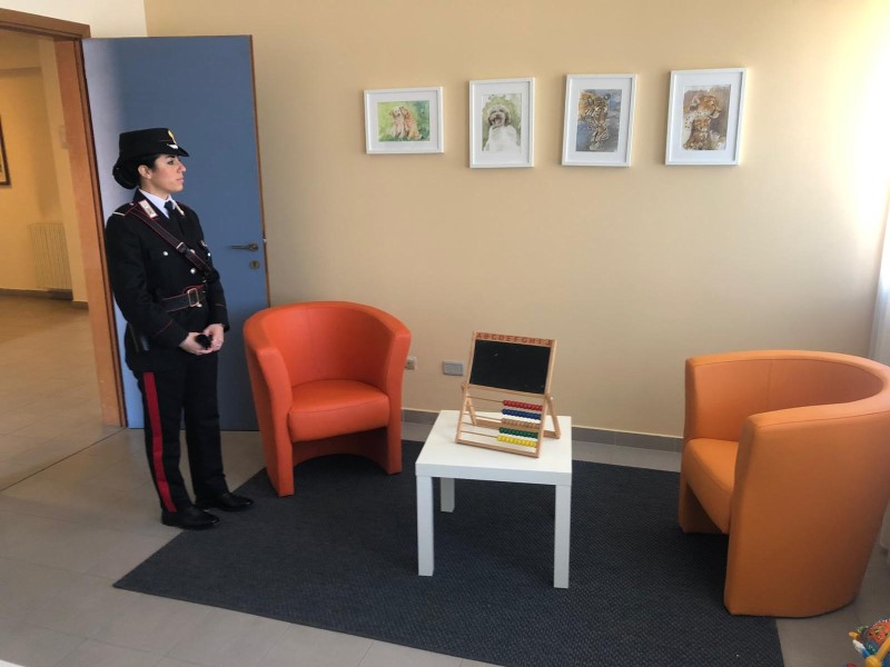La sede del comando Provinciale Carabinieri si tinge di arancio