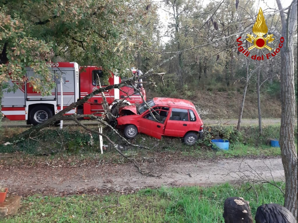 64enne esce di strada e finisce contro un albero, in codice rosso a Siena