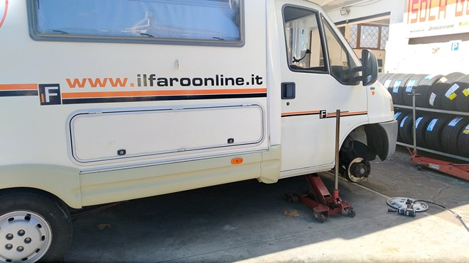 Vandalizzata la redazione mobile del Faro Online. ANSO: «Basta con le intimidazioni ai giornali»