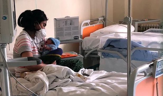 La storia di Arshi e di mamma Nayem che ha sconfitto il Covid