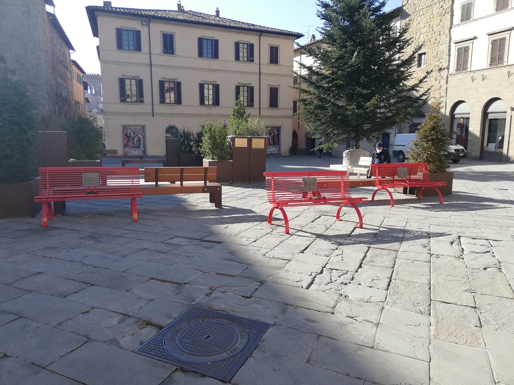 “No alla violenza”, 4 panchine rosse e un mazzo di rose inatteso