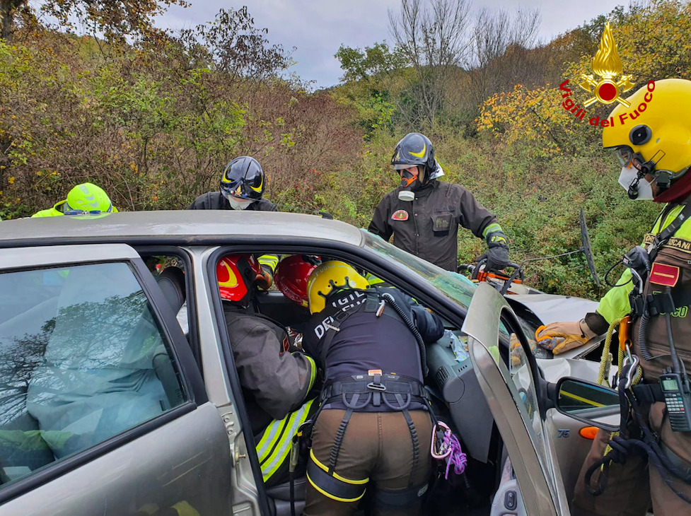 Scontro fra due auto, 79enne ferita ricoverata a Careggi in elicottero