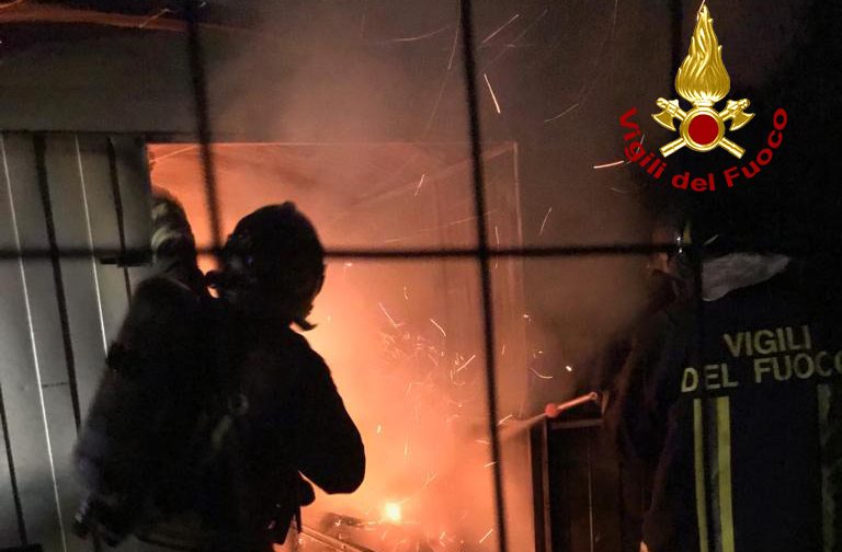 Prende fuoco una capanna in lamiera a Montevarchi, nessun  ferito
