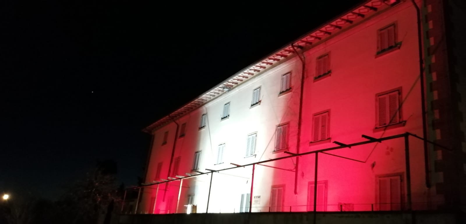 Civitella, Festa della Toscana: Villa Mazzi illuminata di bianco e rosso