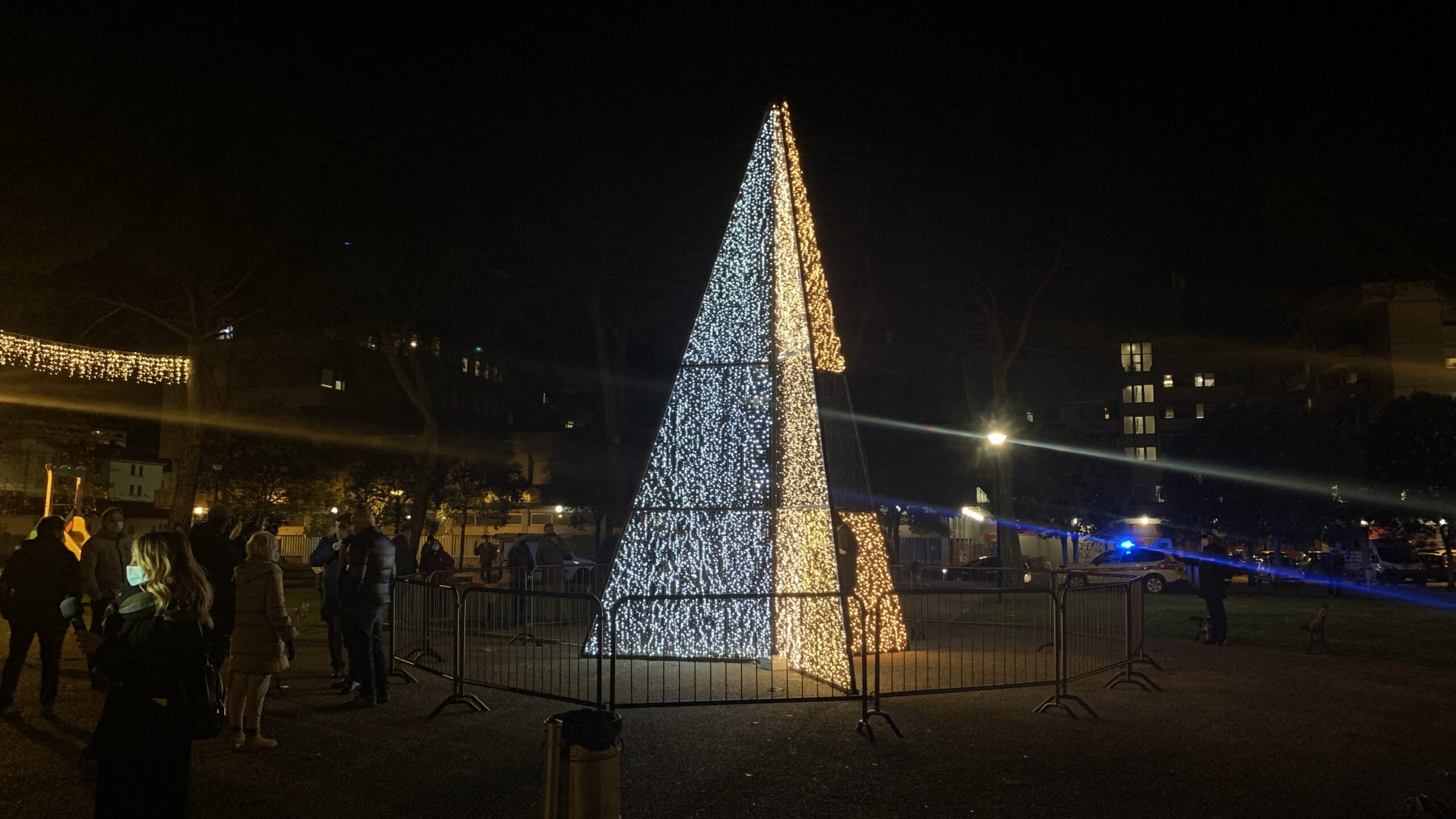 Campo di Marte: l’albero di natale per mettere la zona in… luce diversa