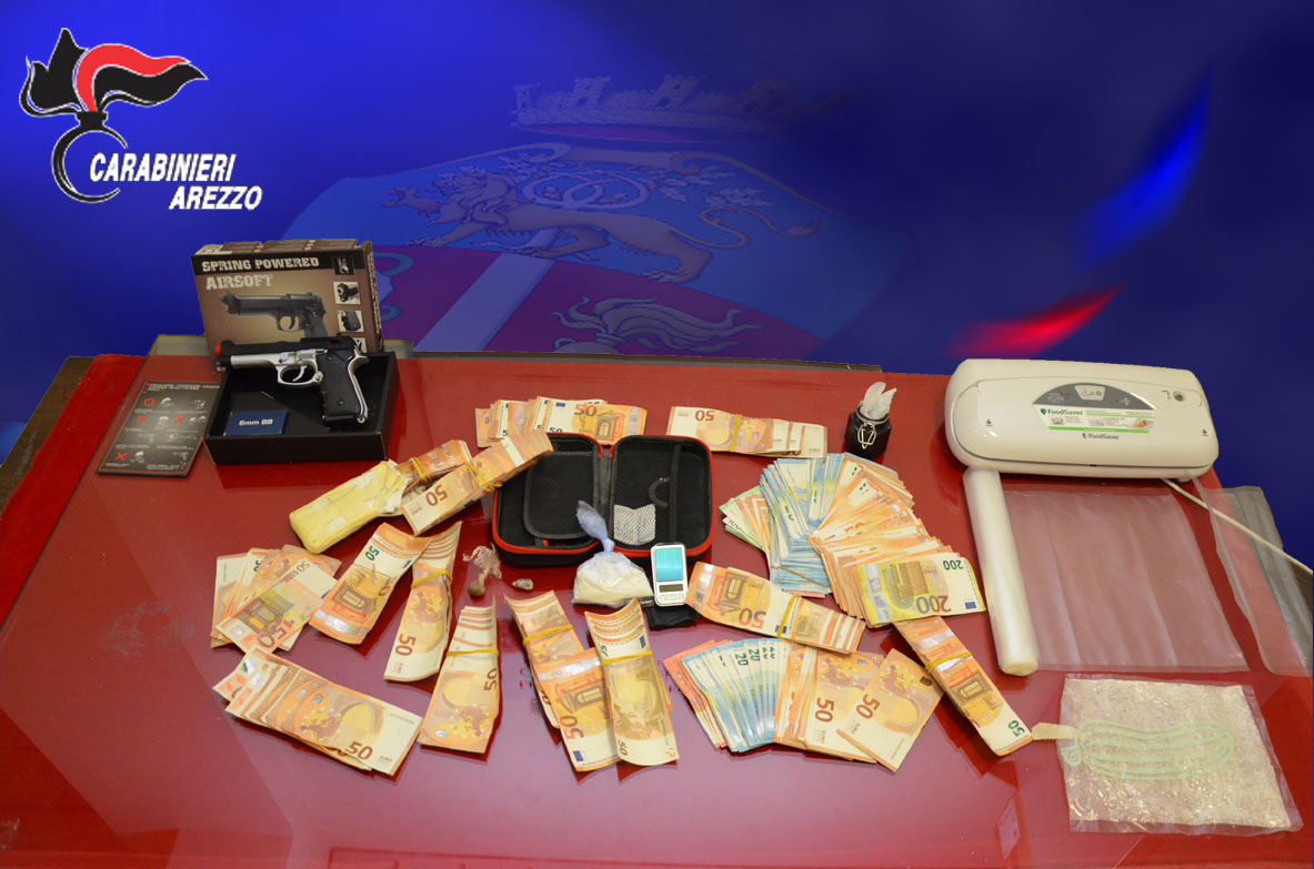 Italiano arrestato per spaccio: durante la perquisizione sequestrati cocaina, hashish ed oltre 17000 euro in contanti