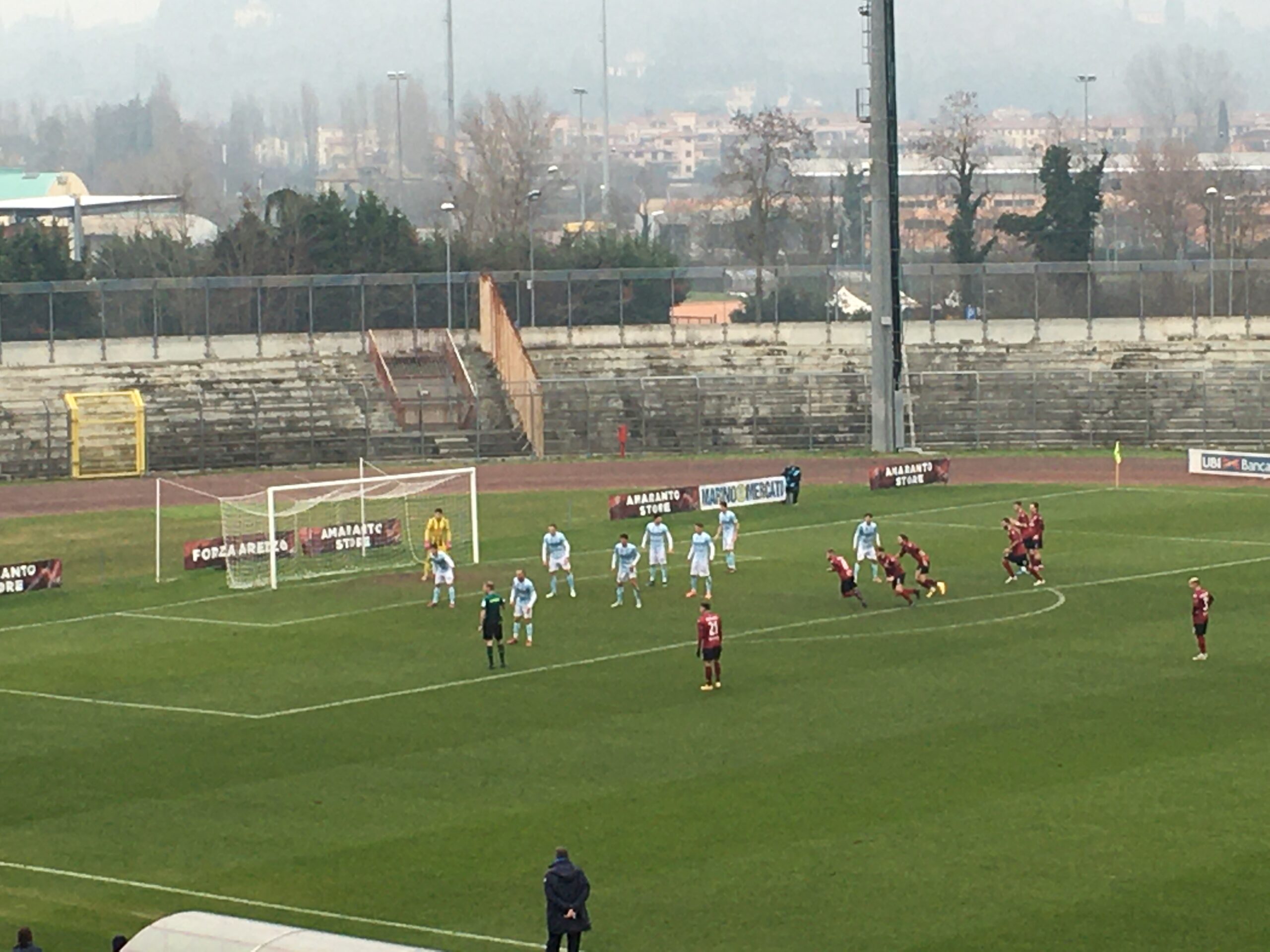 L’Arezzo prima regala poi combatte, la pareggia Cutolo su rigore (1-1)