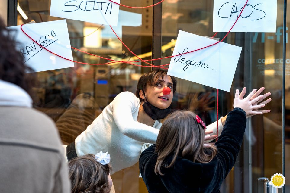 “Parole trasparenti”. Storie alla finestra per piccoli spettatori