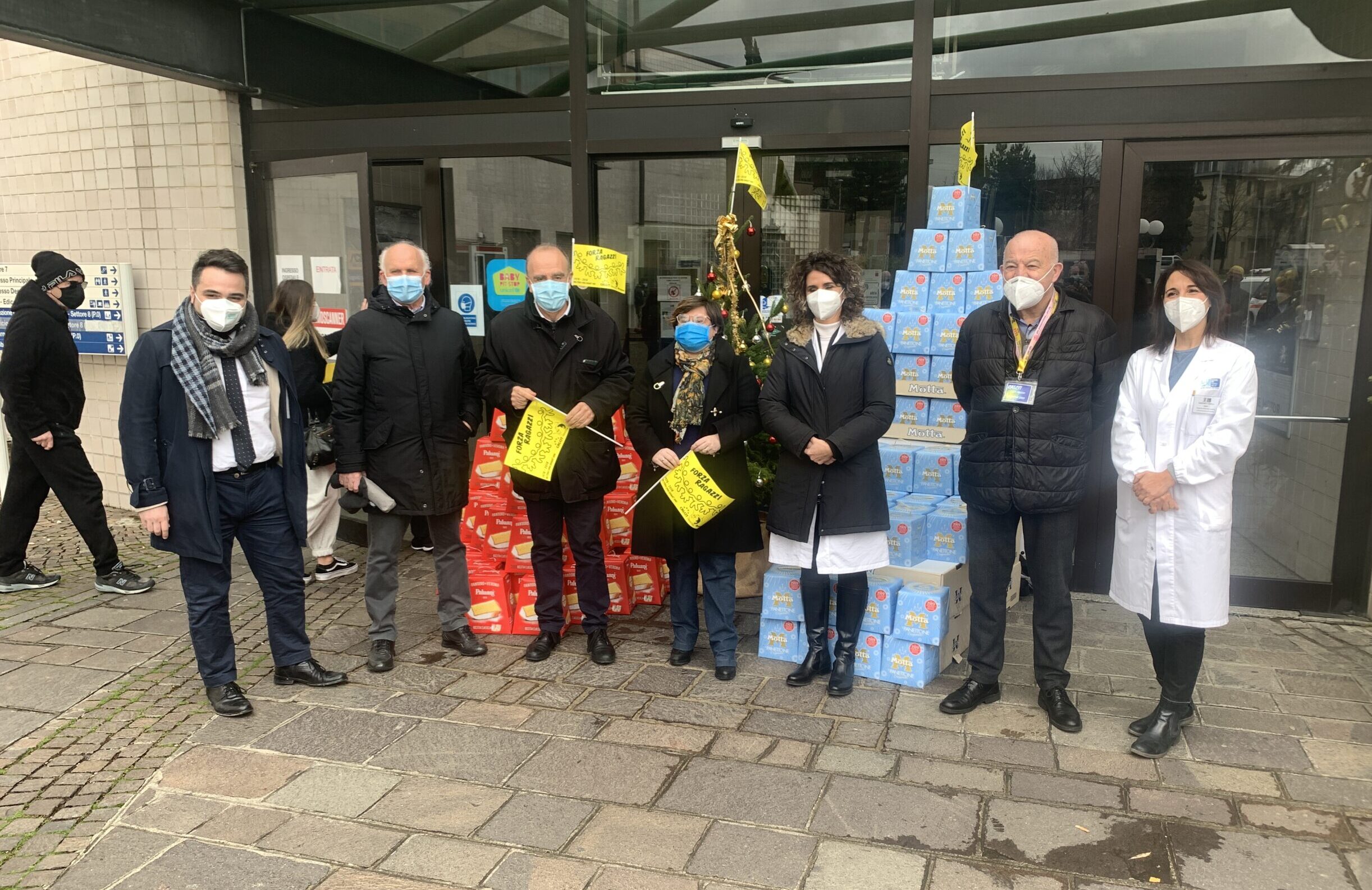 Calcit…”NATALESOLIDALE”. Il Calcit dona panettoni al personale del San Donato