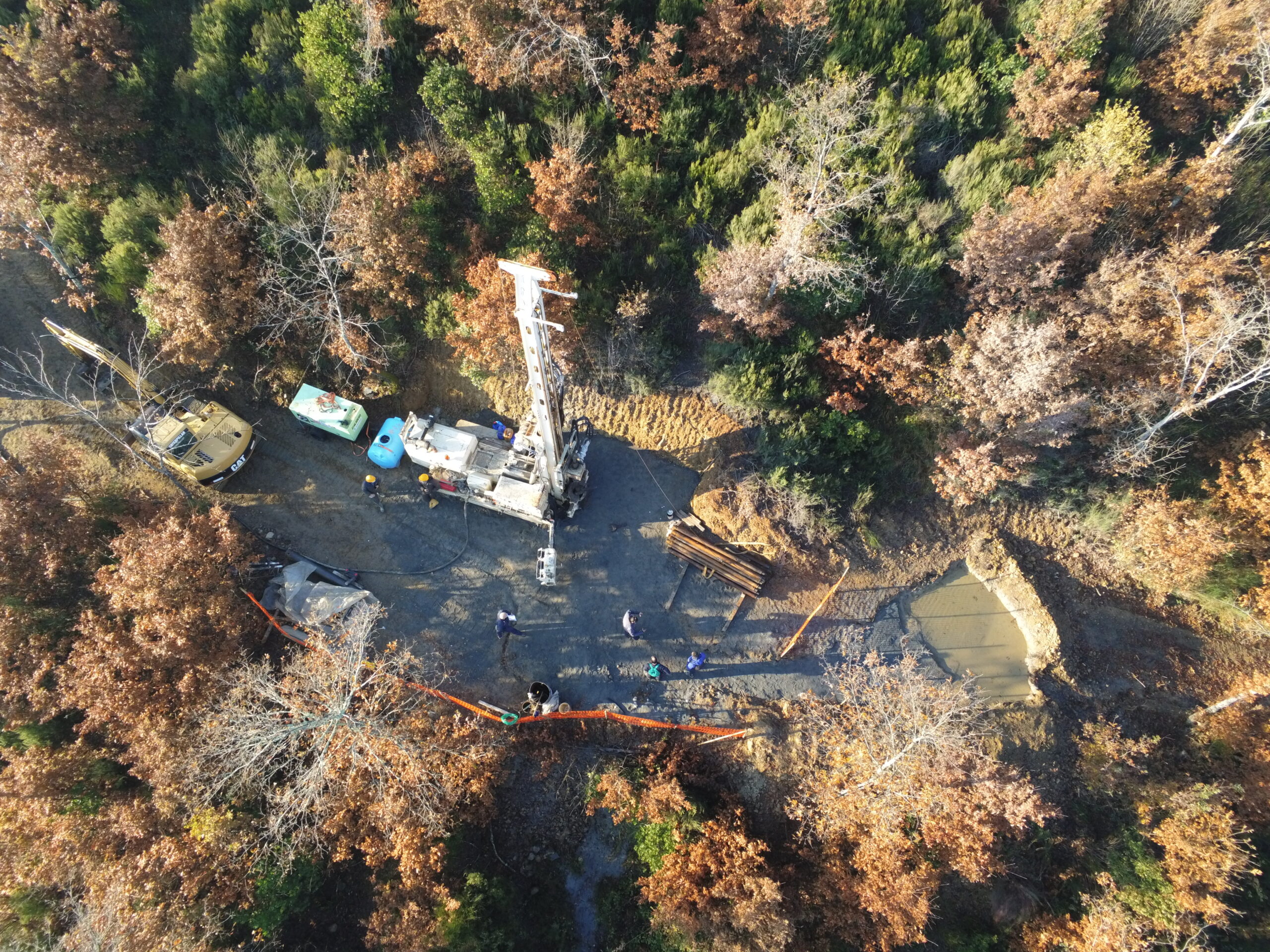 Carabinieri forestali scoprono col drone la costruzione di un pozzo nel bosco