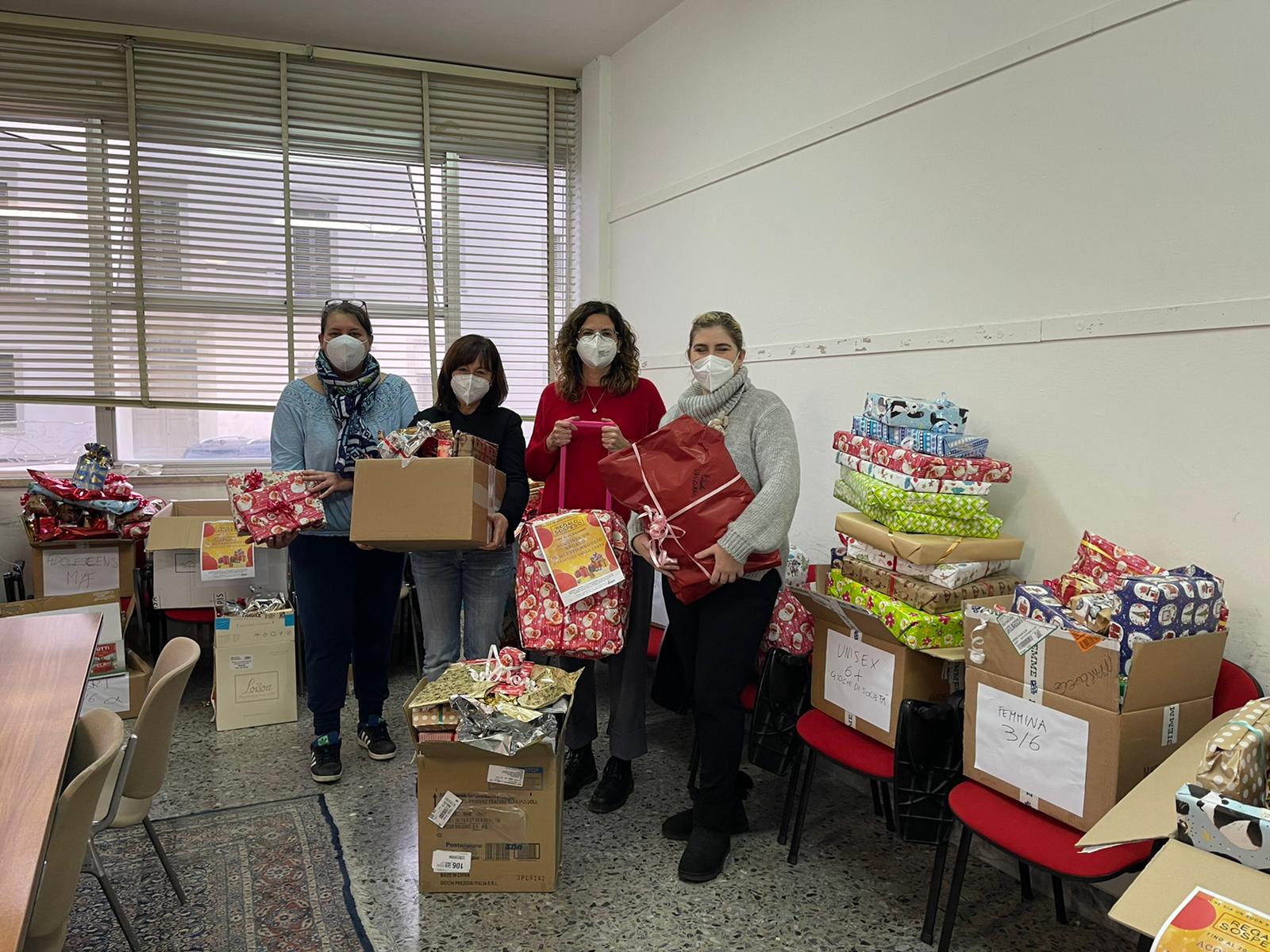 “Regalo sospeso”, centinaia di doni raccolti con il progetto dell’associazione Progetto cittadini attivi