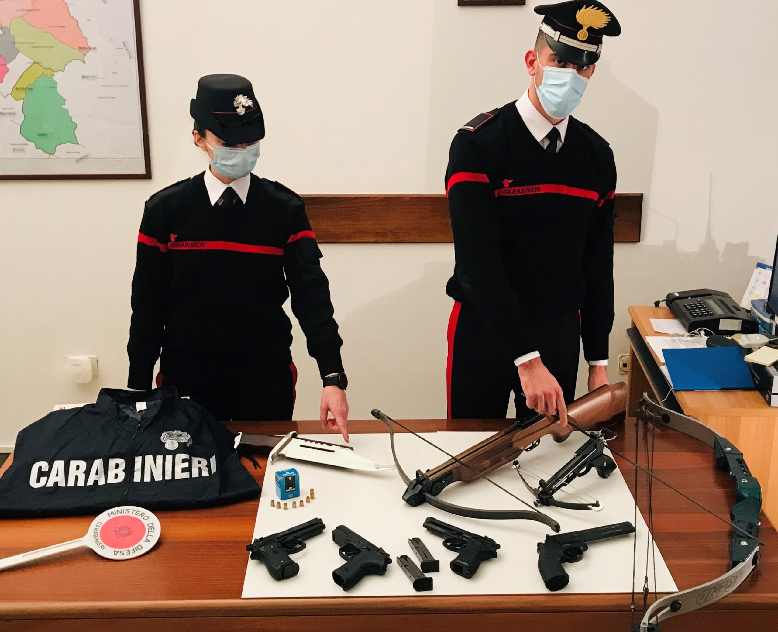 Da anni minacciava il medico presso il quale era stato in cura, deteneva illecitamente armi bianche e svariate pistole a gas: denunciato dai carabinieri