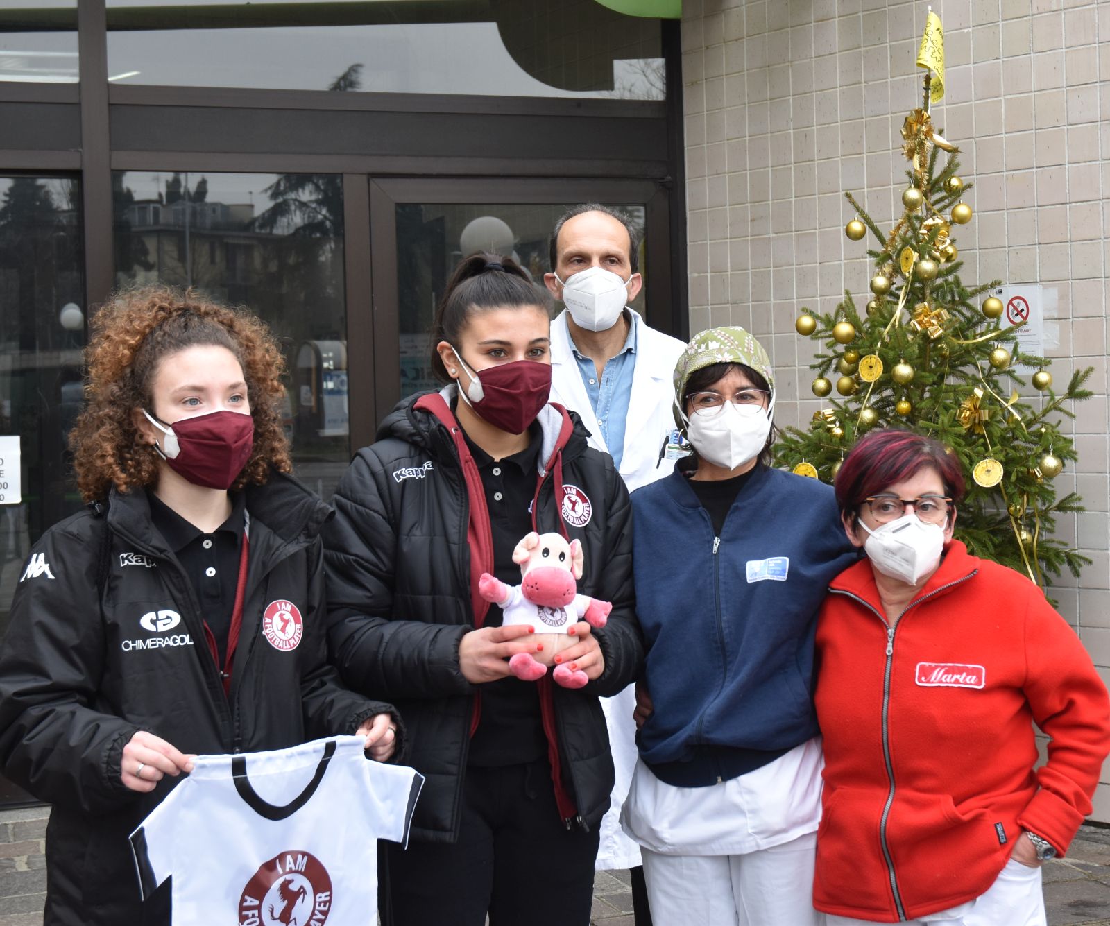 Le atlete dell’Arezzo calcio femminile con i bambini della pediatria del San Donato