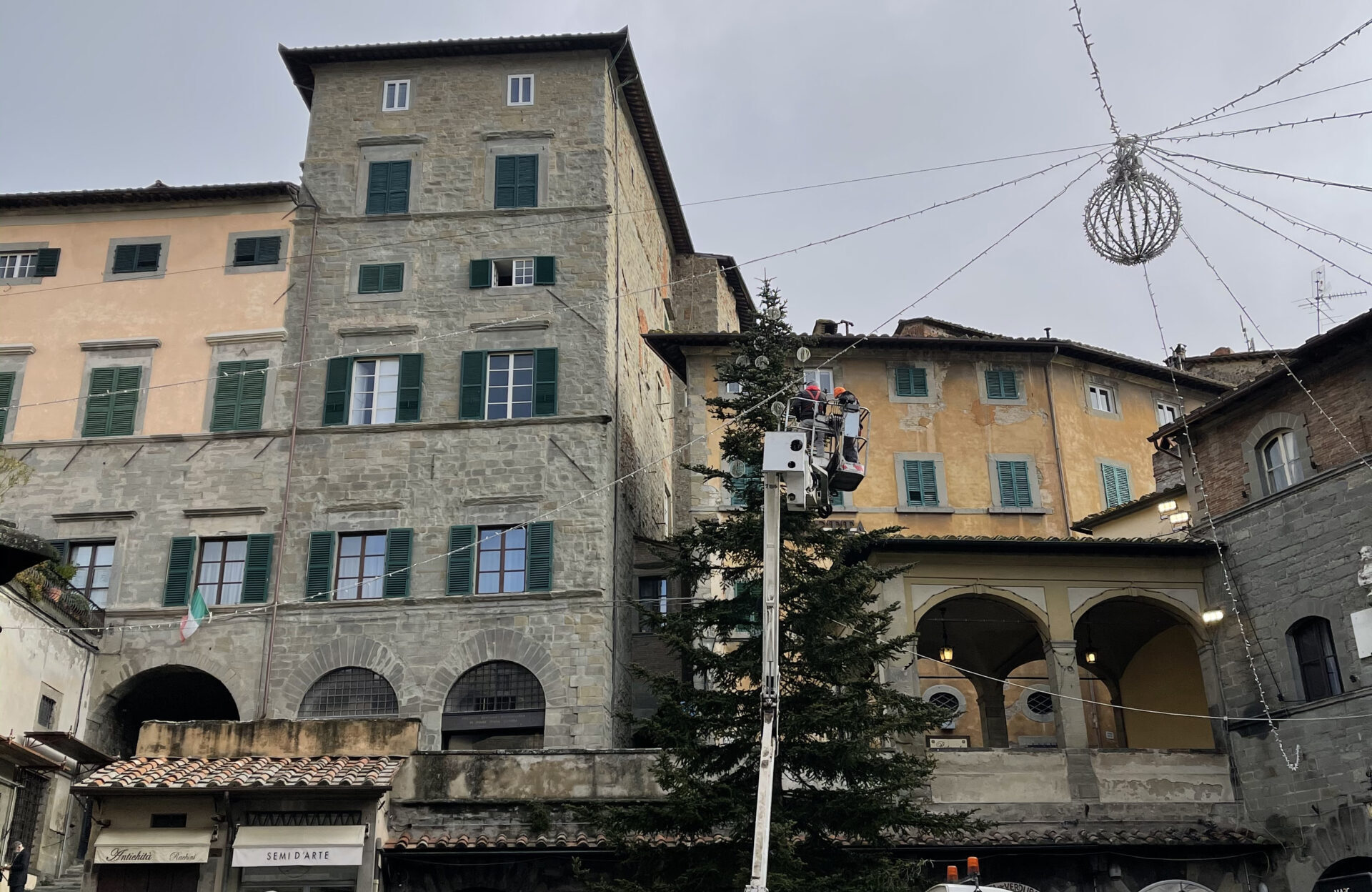 Cortona accende le luci di natale, domenica video mapping in occasione della riapertura dei negozi