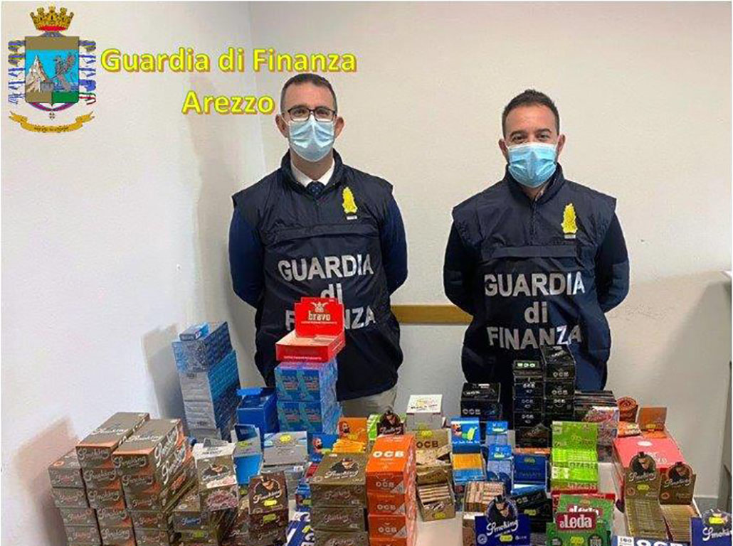 Sequestrati dalla Guardia di Finanza 300mila prodotti e accessori da fumo venduti senza autorizzazioni