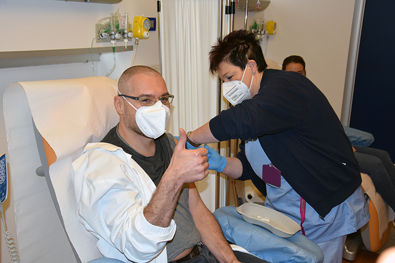 “Vaccine day”, 50 professionisti di Aou Senese e Asl Toscana Sud Est si vaccinano alle Scotte