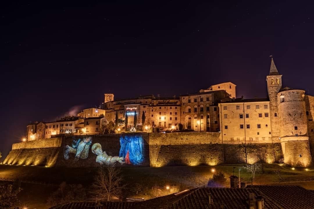 La Madonna del Parto di Piero della Francesca esce per la prima volta da Monterchi per essere proiettata virtualmente sulle Mura di Anghiari