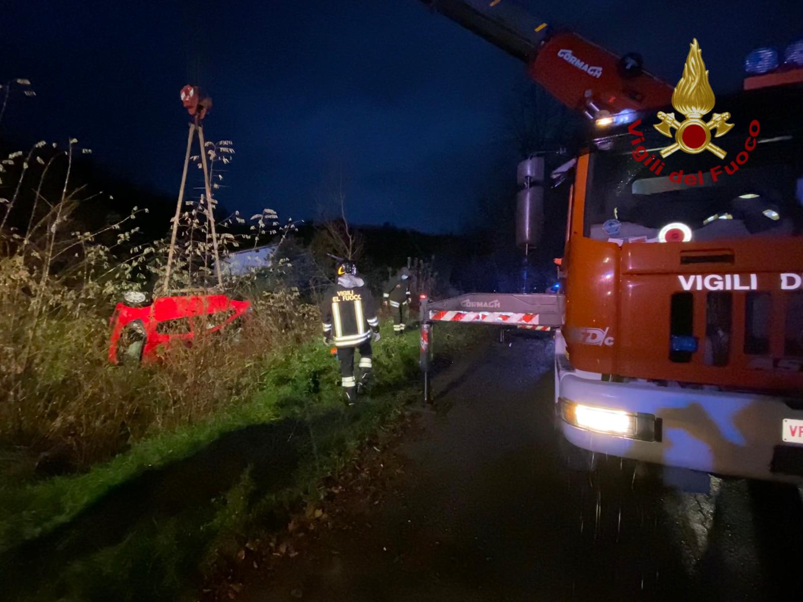 Esce di strada con la sua auto, soccorso dai vigili del fuoco