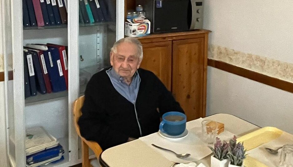 Angiolo Sabatini compie 105 anni: è il vaccinato contro il Covid più anziano della Toscana. E’ festa nella Rsa di Pratovecchio