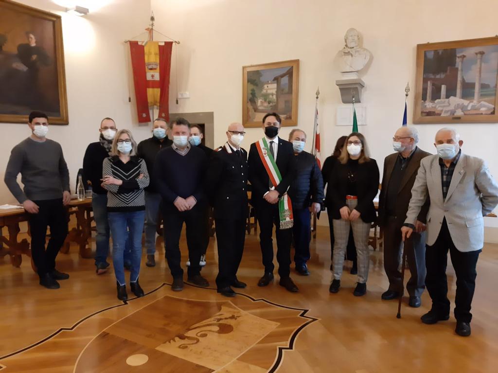 Il sindaco Polcri da il benvenuto al nuovo Comandante Fabrizio Luchetti e gli dona una spilla di rappresentanza con lo stemma del comune di Anghiari