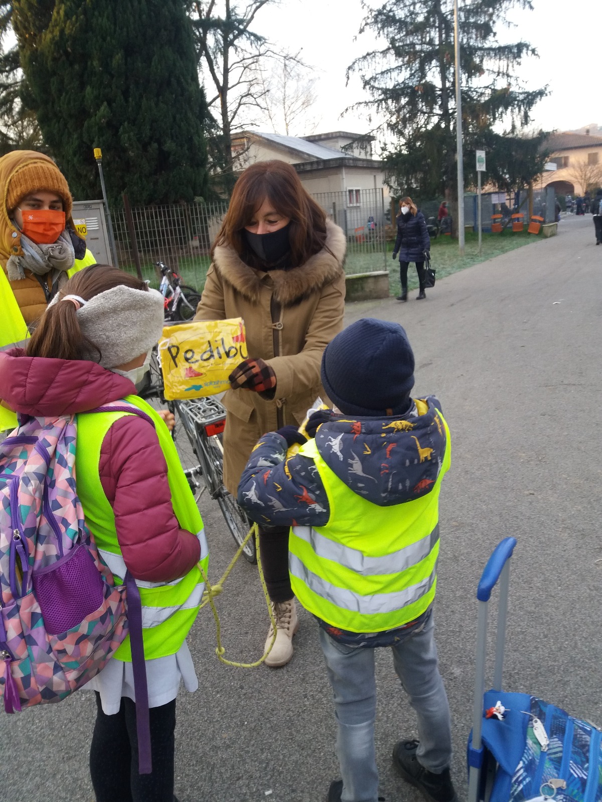 Piccoli impermeabili gialli per colorare il Pedibus