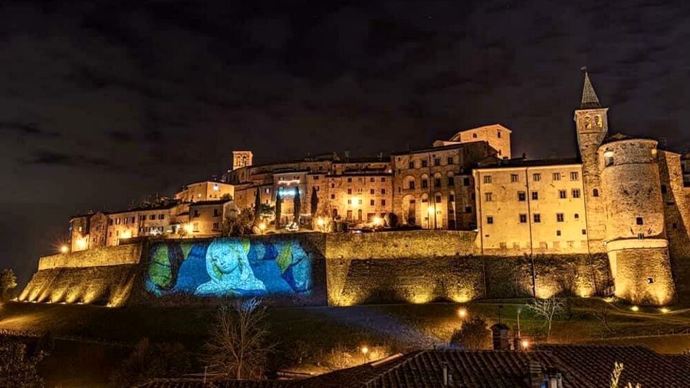 Anghiari saluta il 2020 con l’immagine benaugurante della Madonna del Parto proiettata nelle mura e da il via alla campagna vaccinale