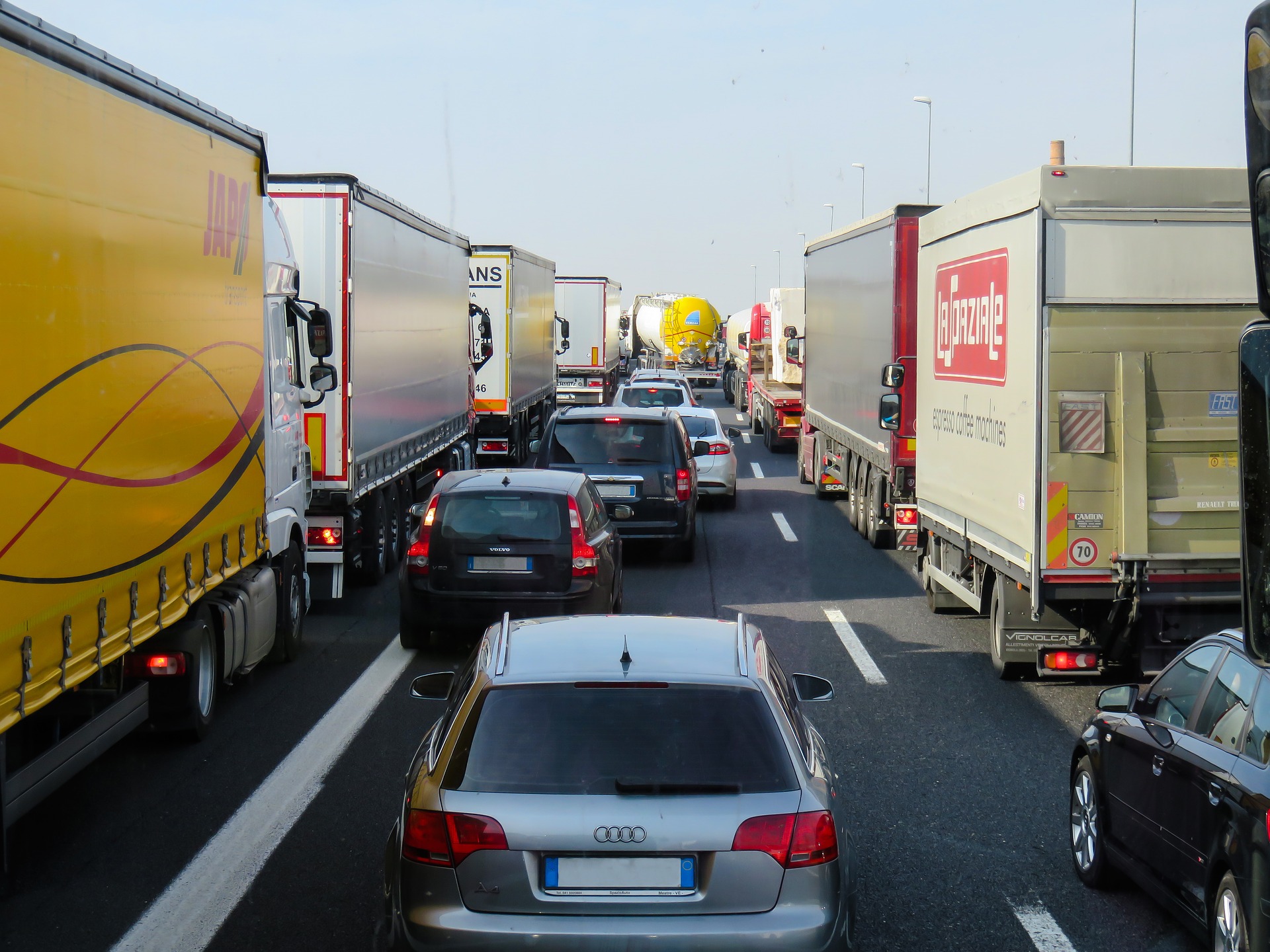 Incidente in A1 fra Valdichiana e Chiusi coinvolte quattro auto e un camion, sette le persone ferite