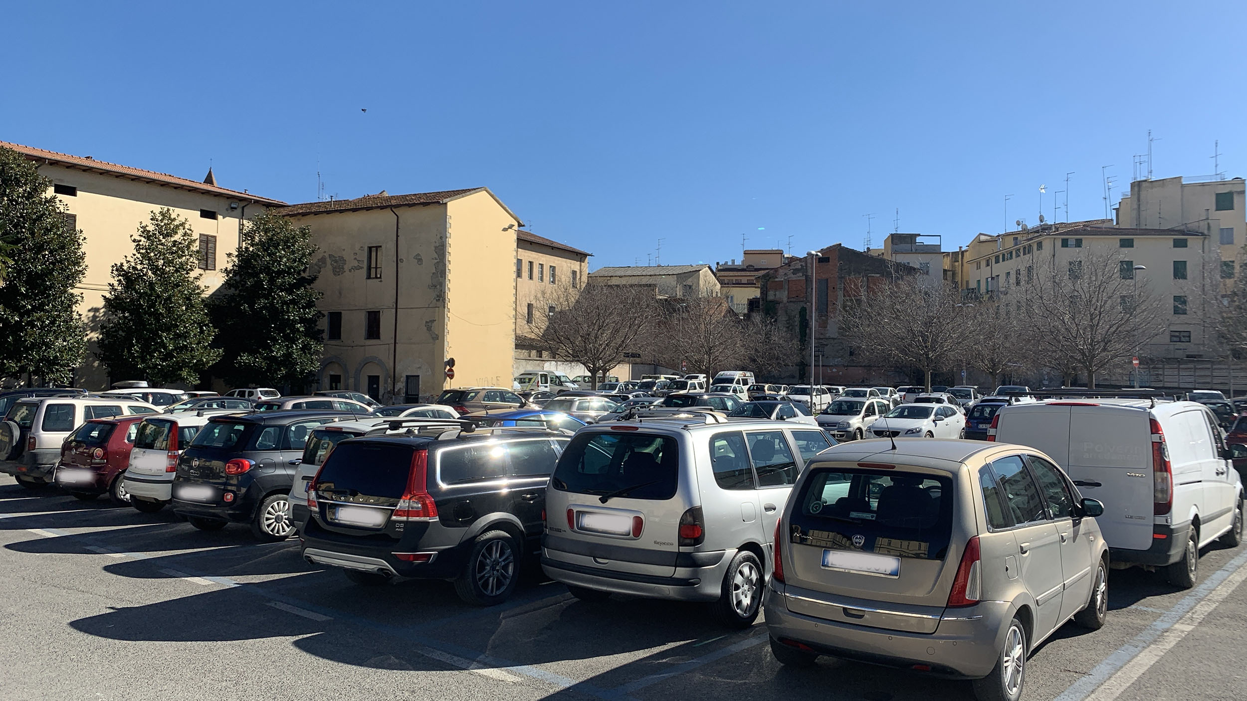 Rimozione dei veicoli per le operazioni settimanali di spazzamento e pulizia: l’elenco delle vie e piazze