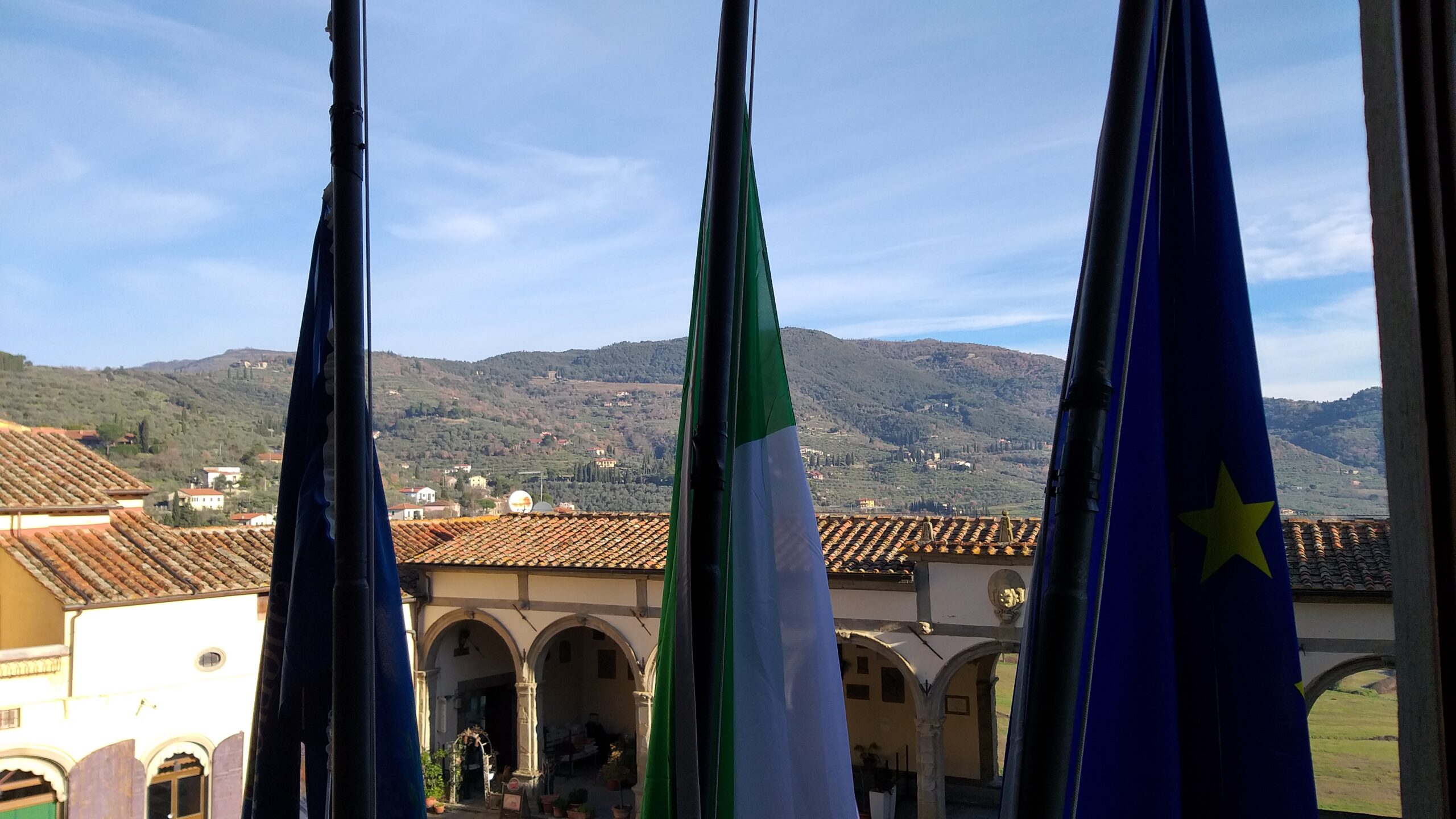 Bandiere a mezz’asta nel “Giorno della Memoria”