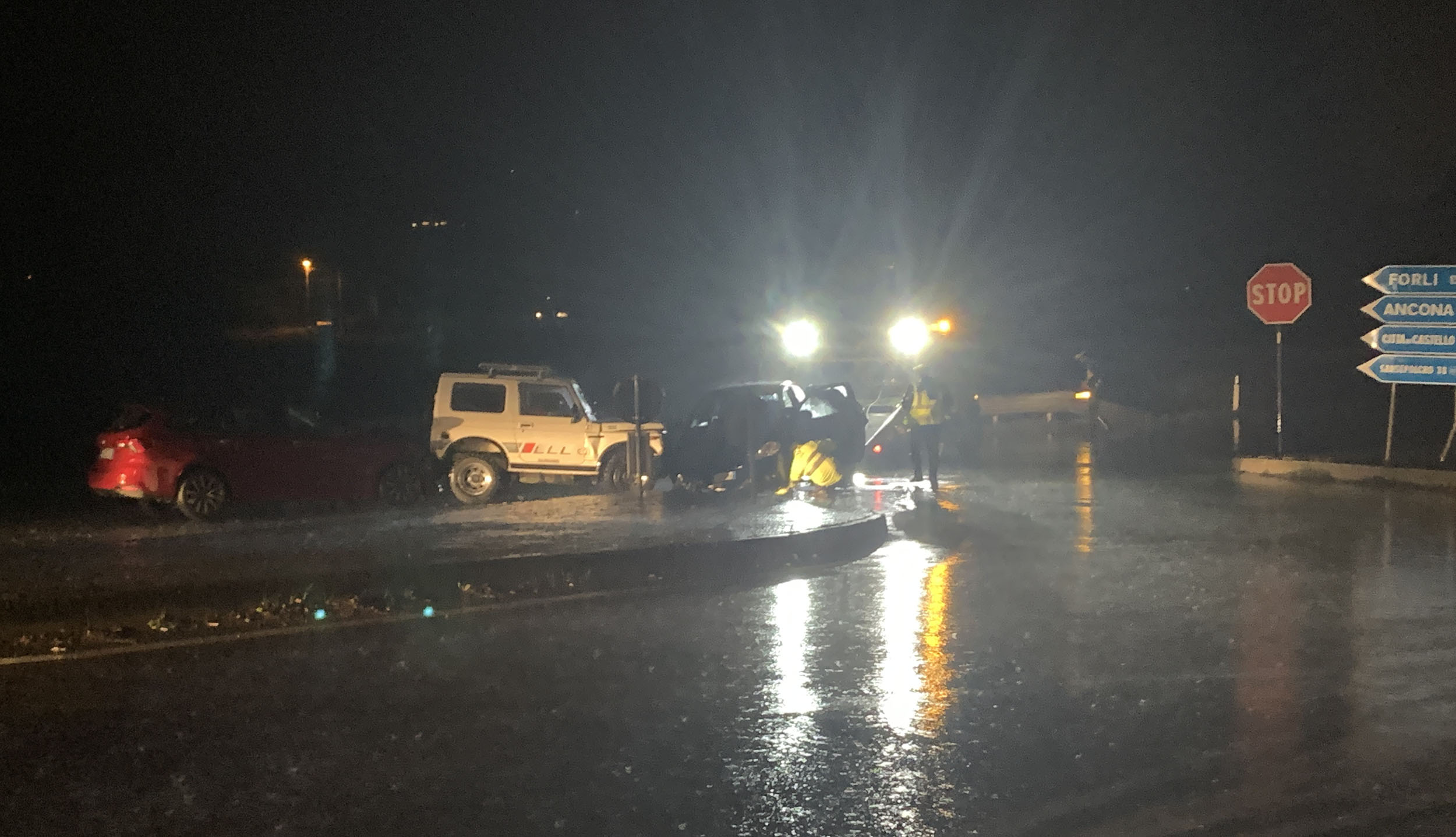 Scontro fra tre auto in via F.lli Rosselli e SS73, tre le persone ferite