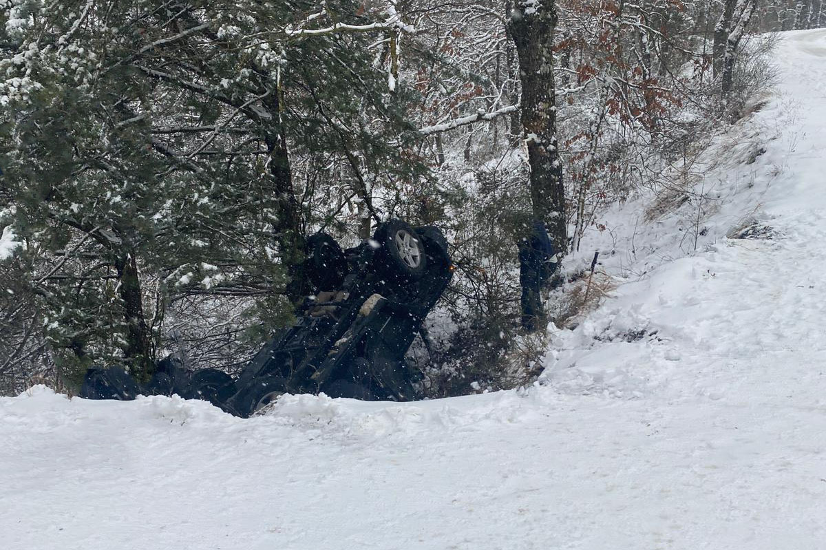 Auto si ribalta a Poti, 41enne in codice rosso al San Donato
