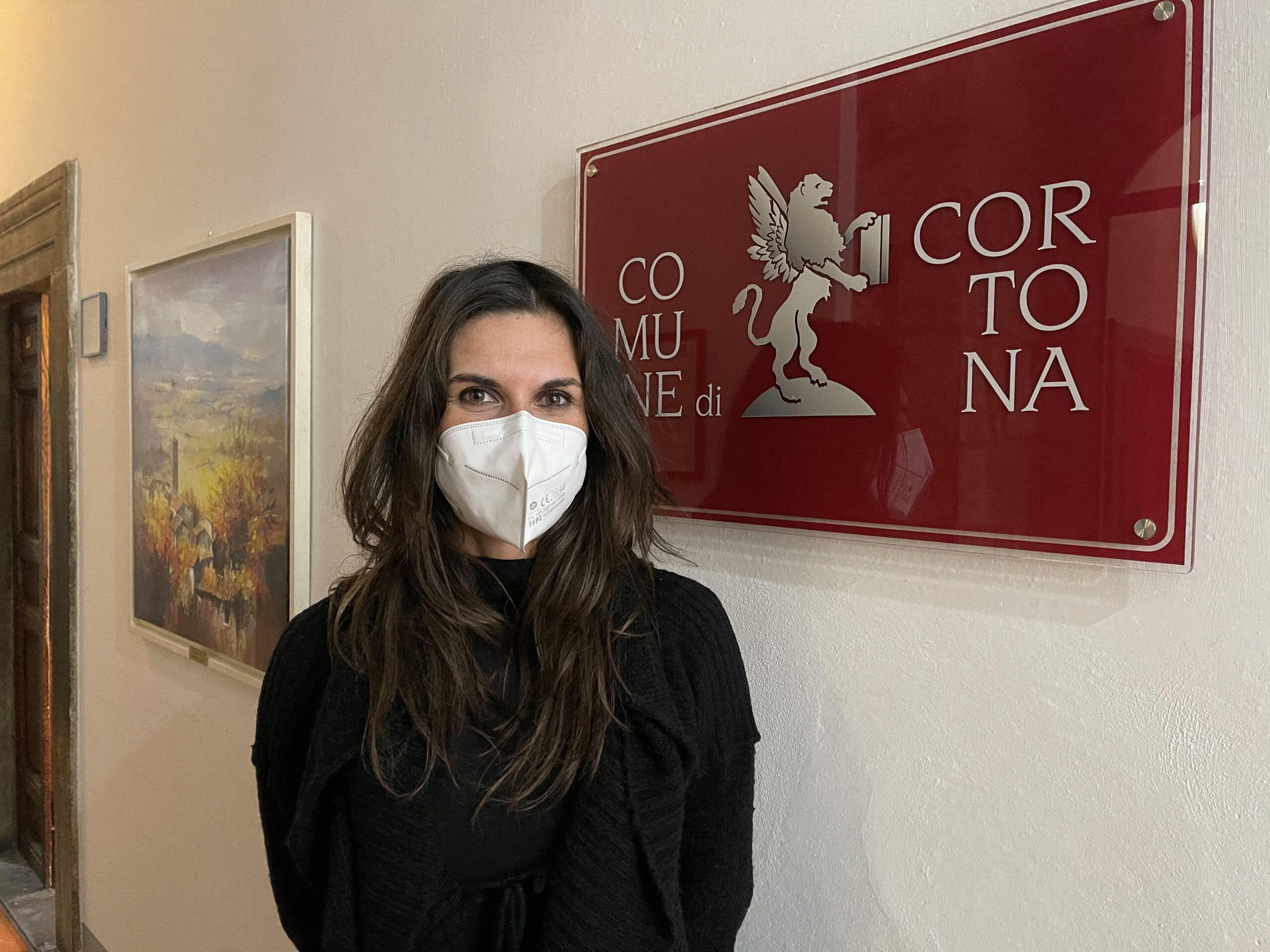 Cortona, ripartono le scuole superiori: studenti distanziati e uso delle mascherine alle fermate dei bus grazie ai volontari