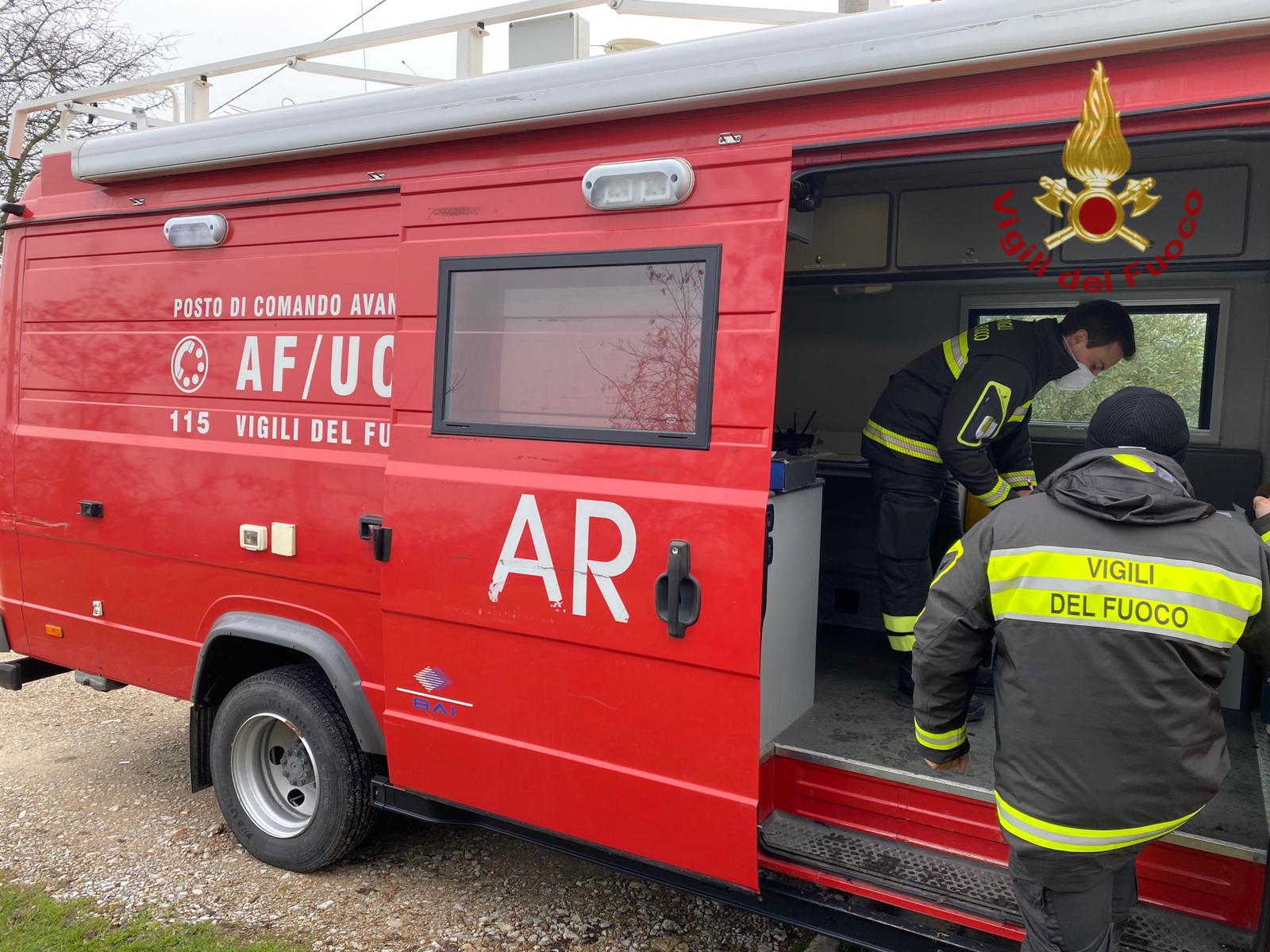 Esplosione e incendio in una abitazione, ferita una donna incinta