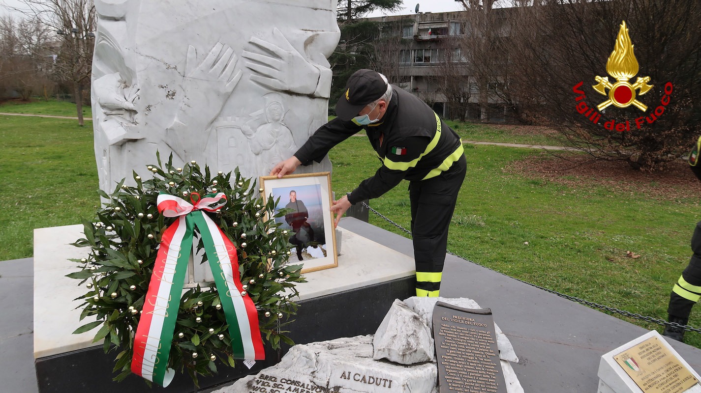 I Vigili del Fuoco di Arezzo ricordano oggi Simone Mazzi medaglia d’oro al valor civile