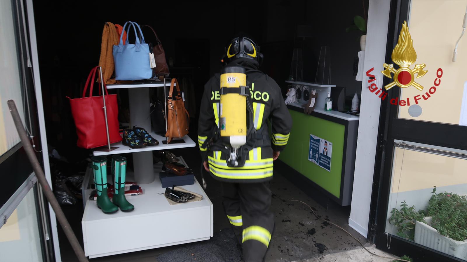 Incendio in un negozio in via Romana, nessuna persona coinvolta