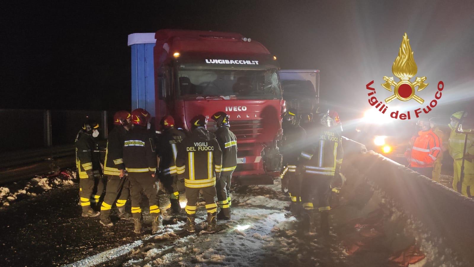 Incidente tra due autoarticolati sulla E45, l’intervento dei vigili del fuoco