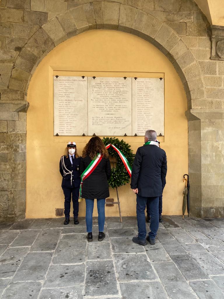 Deposta la corona ai caduti sul sacrario di Palazzo d’Arnolfo