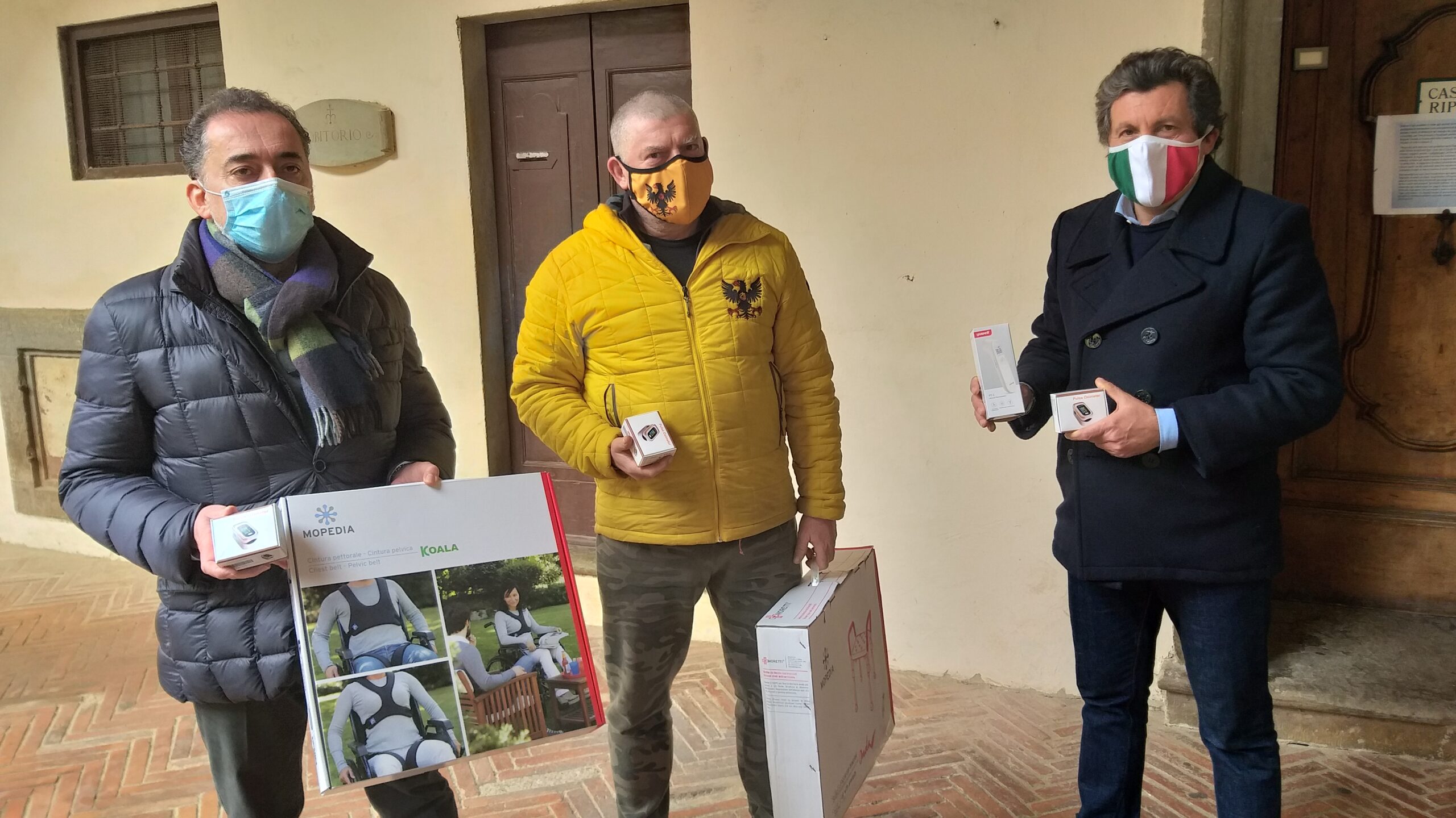 L’associazione sportiva A.S.D. “Ronda Ghibellina” dona alla casa di riposo “Cosimo Serristori” dei presidi sanitari