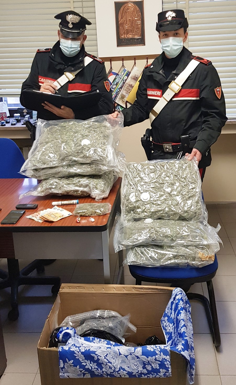 Droga spedita a domicilio in pacchi. Sequestrati 10 kg di marijuana nascosti in fodere per cuscini