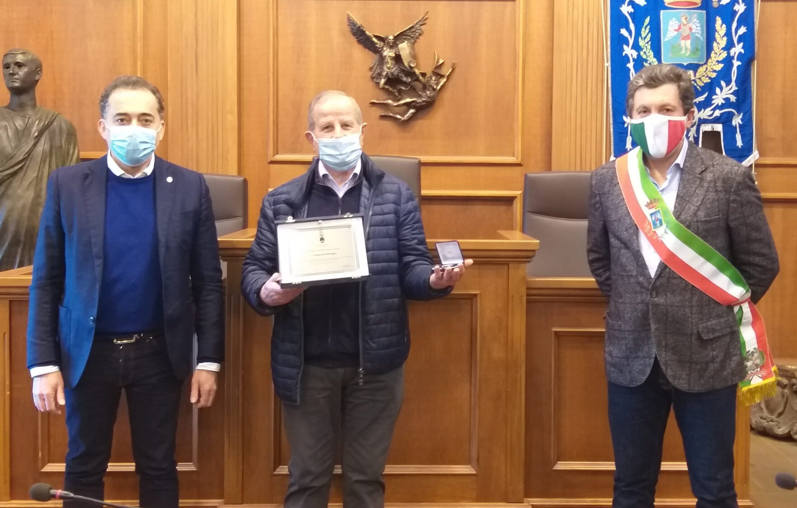 Una targa a Giancarlo Benigni per la sua attività dedicata alla RSA Cosimo Serristori.