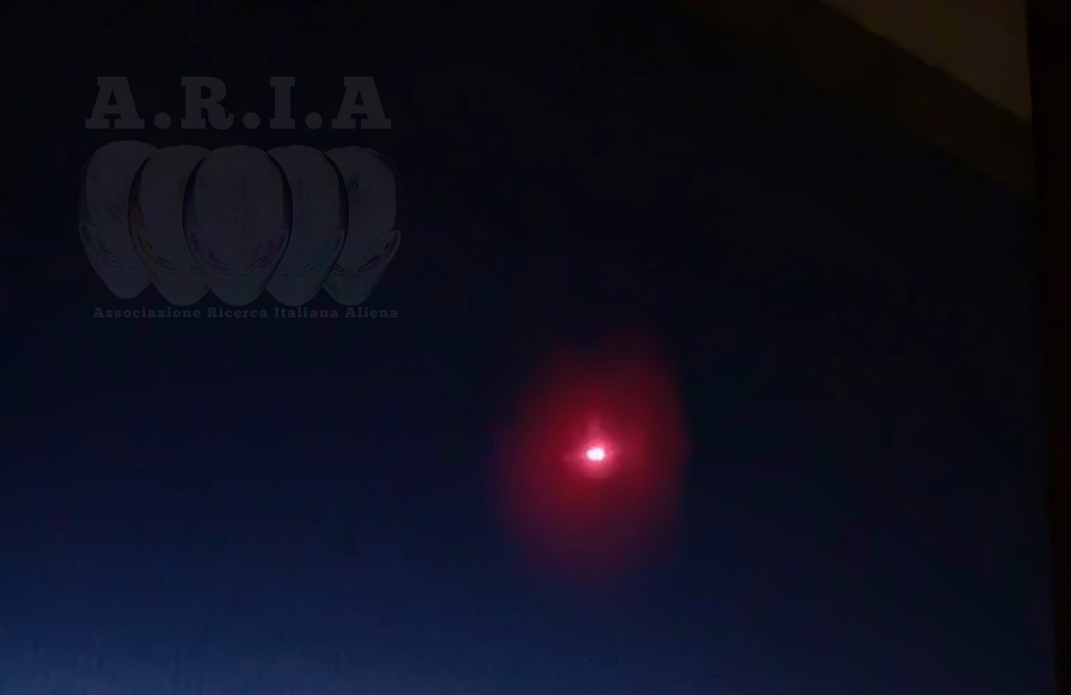 Oggetto rosso avvistato in cielo a Capolona, sarà un UFO. La risposta dell’esperto – VIDEO