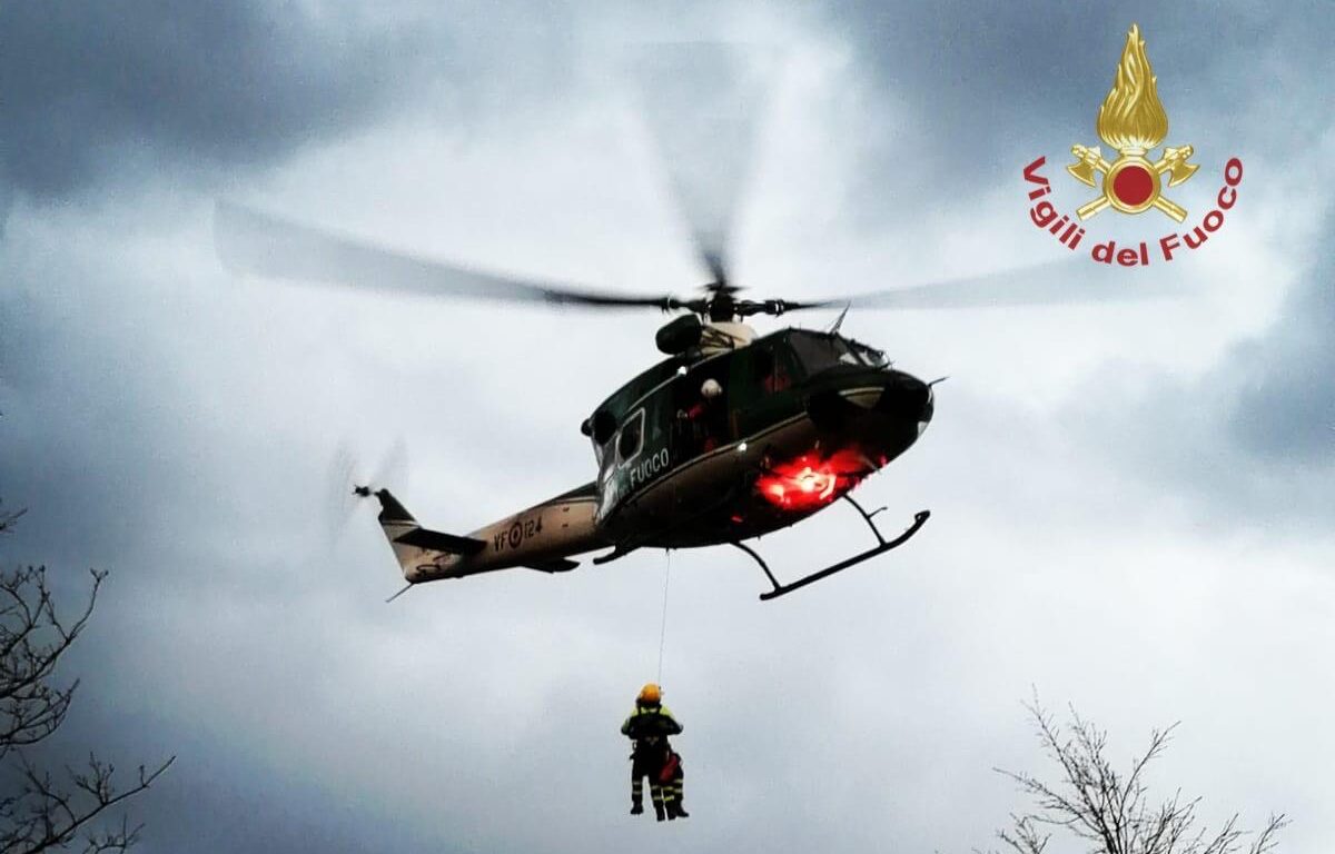 Si infortuna e non riesce a muoversi, soccorso dai vigili del fuoco