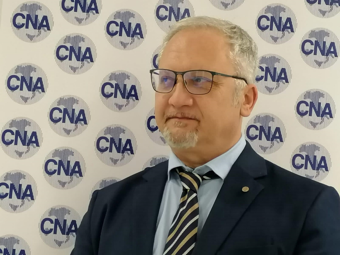 Parrucchieri ed estetiste: “Basta chiusure, siamo alla canna del gas”