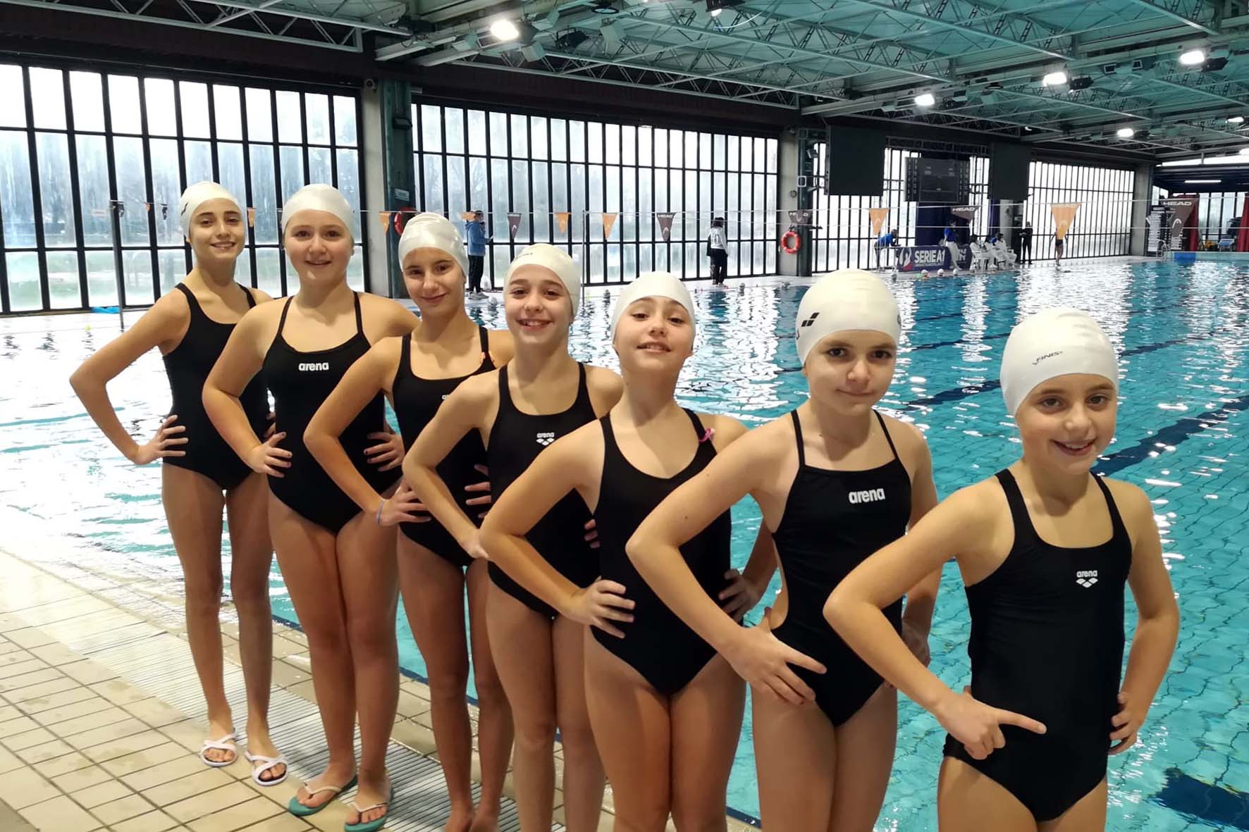 Le sincronette della Chimera Nuoto in vasca al campionato regionale