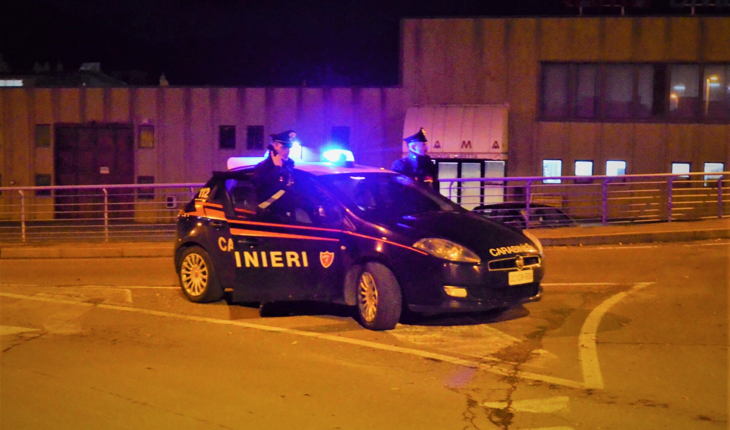 Danneggia un distributore di benzina, denunciato un uomo dai carabinieri di BIbbiena