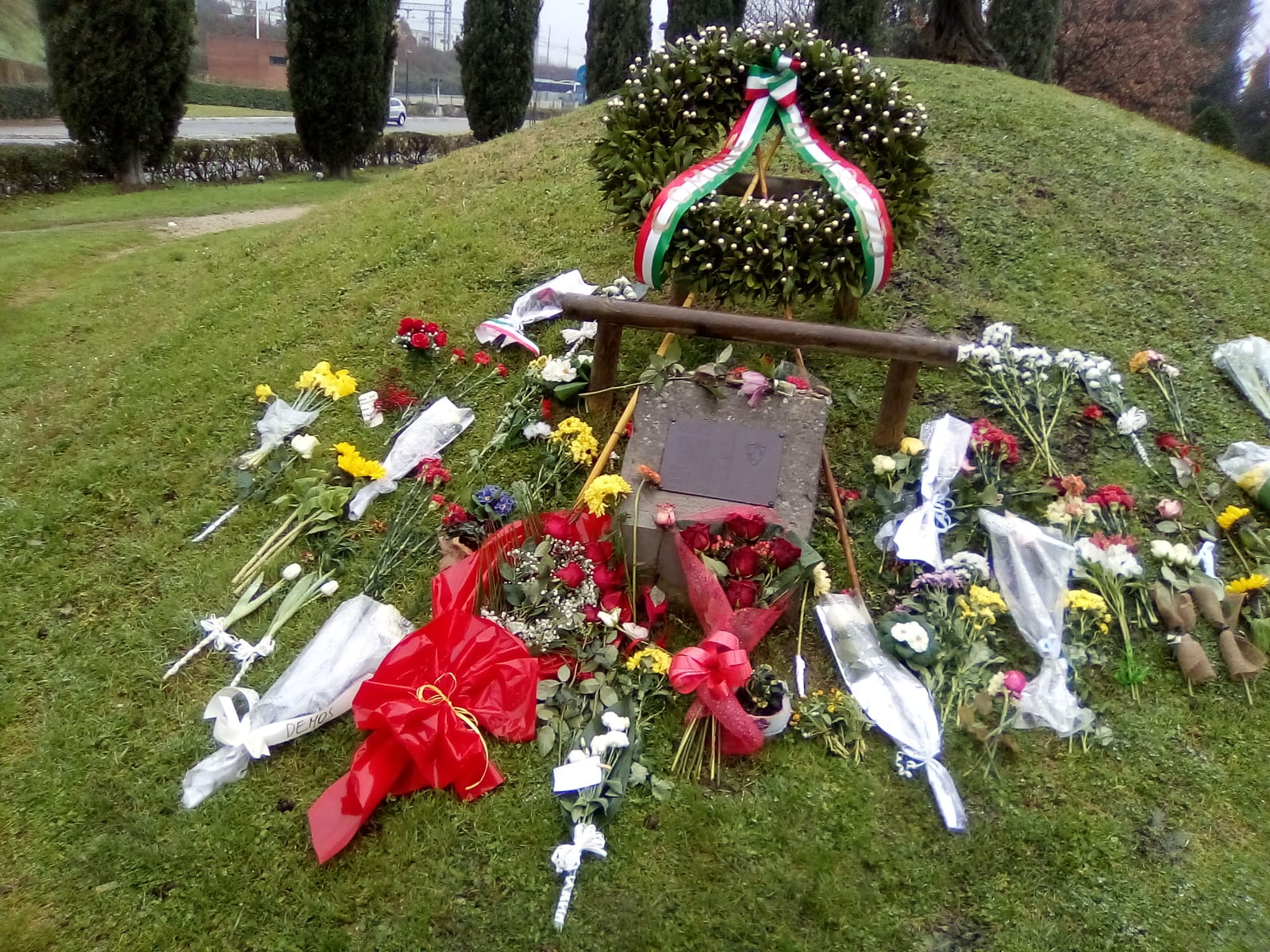 Illeggibile la targa della memoria al Cimitero degli Ebrei